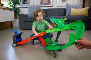 Hot Wheels Monster Trucks Pista de Brinquedo Tubarões vs. Dinossauros: Destruição do Dragão - Imagem 2 de 6
