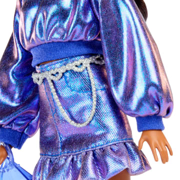 Barbie Fashionista Muñeca Deluxe Cabello Castaño y Cojunto Azul Metálico - Imagen 2 de 6