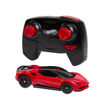 Hot Wheels RC 1:64 Ferrari Sf90 Stradale Assetto Fiorano Battery-Powered Remote-Control Car - Imagen 5 de 6