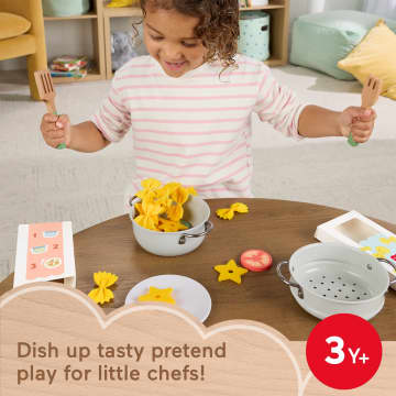 Fisher-Price Pots & Pasta Chef Set, Cooking Toy With Wooden Food For Pretend Play, 31 Pieces - Imagen 2 de 6