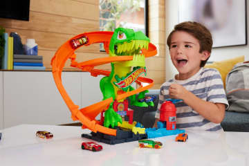 Hot Wheels City Pista de Juguete T-Rex vs Estación de Bomberos - Imagen 2 de 6