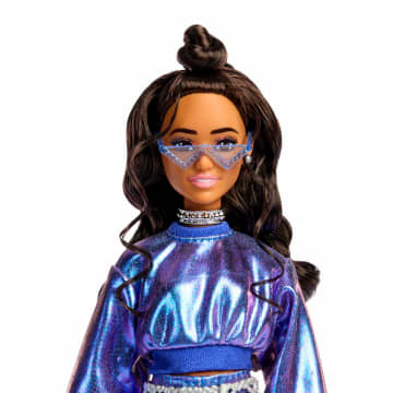 Barbie Fashionista Muñeca Deluxe Cabello Castaño y Cojunto Azul Metálico - Imagen 3 de 6