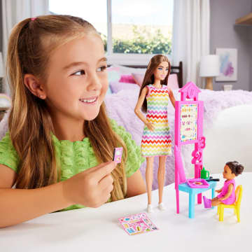 Barbie  Poupée  enseignante, Brunette, Tout-Petit et Accessoires - Imagem 2 de 6