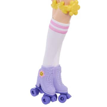 Barbie  Équipe de Rêve  Poupée  Renee Patins à Roulettes - Image 4 of 6