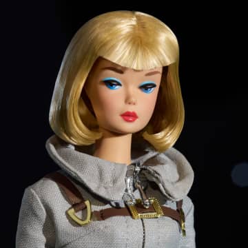 Barbie Signature Miss Astronaut Doll Collectible With Silver Suit, Space Boots, & Helmet Accessory - Imagen 4 de 6
