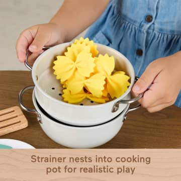 Fisher-Price Pots & Pasta Chef Set, Cooking Toy With Wooden Food For Pretend Play, 31 Pieces - Imagen 4 de 6