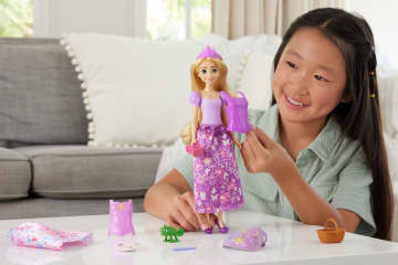 Princesses Disney  Poupée Mode  Histoires de Raiponce 2-en-1 - Imagem 2 de 6