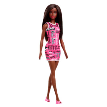 Barbie  Poupée Mode  Cheveux Noirs, Robe Rose à Logos, Chaussures - Imagen 4 de 5