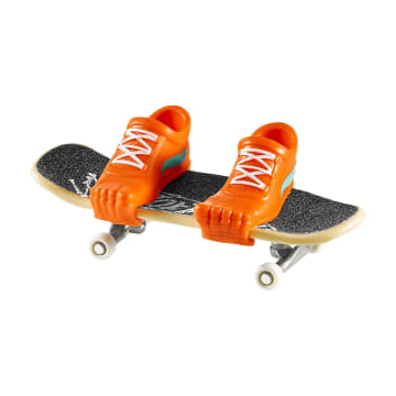 Hot Wheels Skate Vehículo de Juguete Patineta SPIKED FURY™ con Tenis - Image 2 of 5