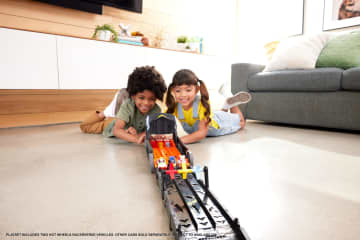 Hot Wheels Racerverse Batman's Escape Chase Track Set, Die-Cast Joker & Batman Toy Cars - Imagem 2 de 6