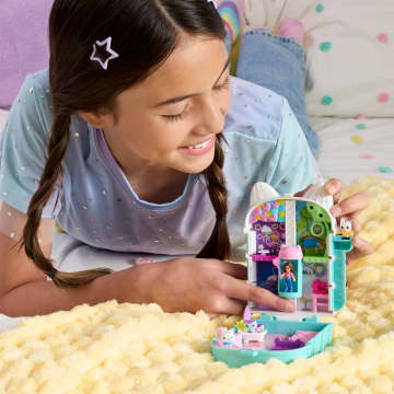 Polly Pocket Micro Dolls And Playset, Gabby's Dollhouse Compact With 9 Accessories & Pet Cat Friends - Imagen 2 de 6
