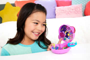 Polly Pocket Planet Polly Compact Playset With 1 Micro Doll And Pet Puppy, Travel Toy With Themed Accessories - Imagem 2 de 6