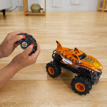 Hot Wheels RC Monster Trucks HW Tiger Shark RC in 1:24 Scale, Remote-Control Toy Truck - Imagem 3 de 6