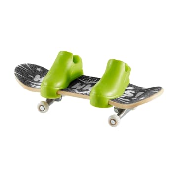 Hot Wheels Skate Veículo de Brinquedo Skateboard FLYIN COMIC™ com Tênis - Image 3 of 6