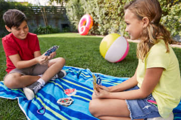 Jeu de Cartes Uno Splash™ Portatif Avec Cartes en Plastique Imperméables et Agrafe - Image 2 of 6