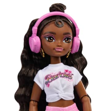 Barbie  Équipe de Rêve  Poupée  Barbie Brooklyn Patins à Roulettes - Image 2 of 6