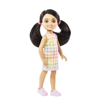 Barbie Chelsea Doll, Small Doll Wearing Removable Plaid Dress With Black Hair & Brown Eyes - Imagen 3 de 6