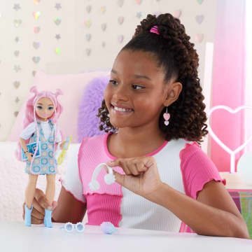 Barbie  Équipe de Rêve  Poupée Mode  Daisy Jean, 9 Accessoires - Image 2 of 6