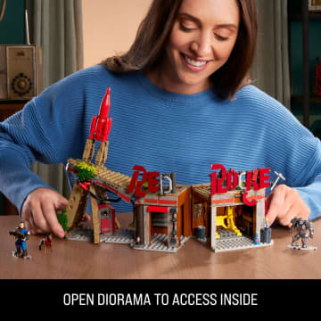 MEGA Fallout Red Rocket Building Toy Kit With 2 Action Figures (824 Pieces) For Collectors - Imagen 3 de 6