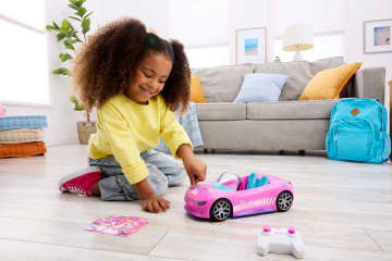 Hot Wheels RC Barbie Convertible, Battery-Powered Remote-Control Toy Car, Fits 2 Barbie Dolls - Imagem 2 de 6