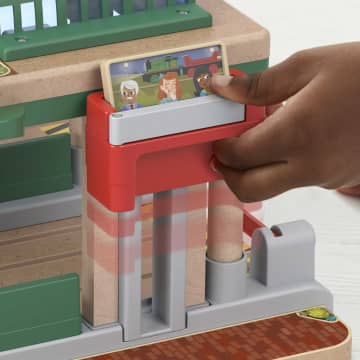 Fisher-Price Thomas et ses Amis Piste en Bois Coffret de Jeu Ramassage de Passagers à La Gare des Quatre Vents - Image 3 of 6