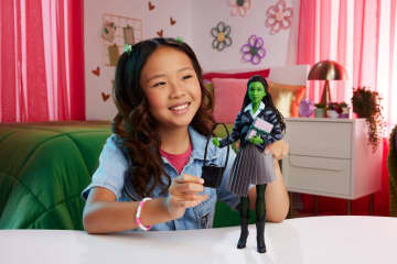 Universal Pictures’ Wicked  Poupée  Elphaba à L’Université de Shiz - Image 2 of 6