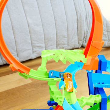 Hot Wheels Stunt Tracks Mid-Air Crash Playset With 1:64 Scale Die-Cast Toy Car & Motorized Booster - Image 3 of 6