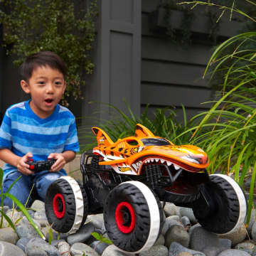Hot Wheels Monster Trucks Vehículo a Control Remoto Tiger Shark Escala 1:15 - Image 2 of 6