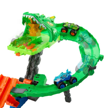 Hot Wheels Monster Trucks Pista de Brinquedo Tubarões vs. Dinossauros: Destruição do Dragão - Imagem 3 de 6