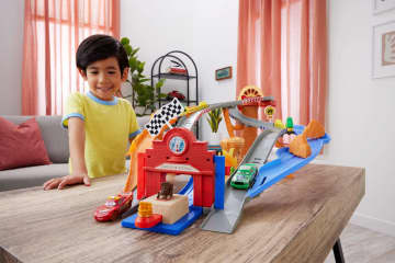 Cars Coffret Piste de Course Rescue Road Course de Radiator Springs - Imagen 4 de 6