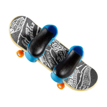 Hot Wheels Skate Veículo de Brinquedo Skateboard TIGER TAKE-OFF™ com Tênis - Imagem 4 de 6