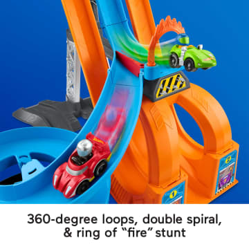 Fisher-Price Little People Hot Wheels Racing Loops Tower Toddler Vehicle Playset, 2 Cars - Imagen 4 de 6