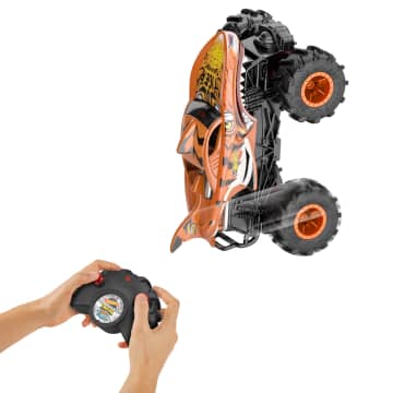 Hot Wheels RC Monster Trucks HW Tiger Shark RC in 1:24 Scale, Remote-Control Toy Truck - Imagem 5 de 6