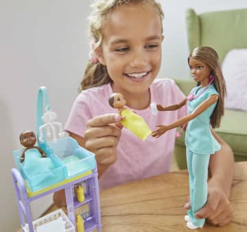 Barbie Baby Doctor Doll - Imagem 2 de 6
