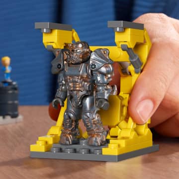 MEGA Fallout Red Rocket Building Toy Kit With 2 Action Figures (824 Pieces) For Collectors - Imagen 4 de 6