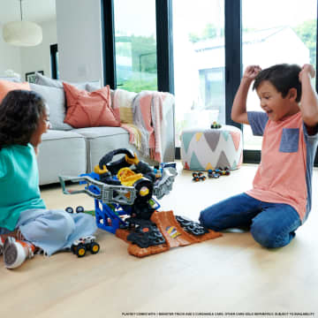 Hot Wheels Monster Trucks Arena Smashers MEGA-Wrex vs Crushzilla Takedown Playset - Imagen 2 de 6