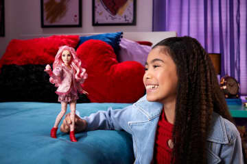 Disney Descendientes: El Ascenso de Red Muñeca Bridget, La Joven Reina de Corazones - Image 2 of 6