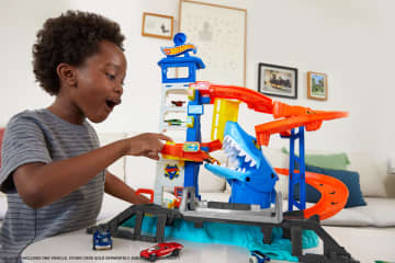 Hot Wheels Track Set And 1:64 Scale Toy Car, City Shark Escape, Multi-Level Playset - Imagen 2 de 6