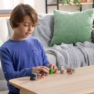 Minecraft Mini Mode Overworld Battle Pack With 7 Mini Action Figures inspired By The Movie - Imagen 2 de 5