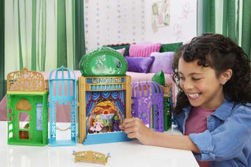 Universal Pictures’ Wicked Emerald City Small Doll Playset With 5 Play Spaces & 15 Accessories - Imagen 2 de 6