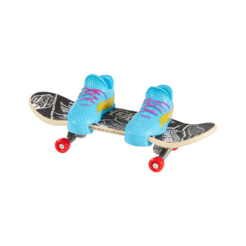 Hot Wheels Skate Vehículo de Juguete Patineta Skully Man con Tenis - Image 2 of 4