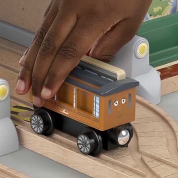 Fisher-Price Thomas et ses Amis Piste en Bois Coffret de Jeu Ramassage de Passagers à La Gare des Quatre Vents - Image 4 of 6