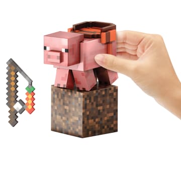 Minecraft Diamond Level Pig Action Figure, 4 Accessories, 5.5-in Collector Scale - Imagen 2 de 6