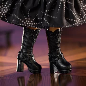 Barbie – Femmes Inspirantes – Poupée et Acc. – Anna Sui, Robe Noire - Image 5 of 6