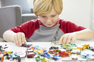 Hot Wheels Cars, Set Of 50 Toy Cars, Trucks & AIrcraft in 1:64 Scale - Imagen 2 de 4