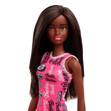 Barbie  Poupée Mode  Cheveux Noirs, Robe Rose à Logos, Chaussures - Imagen 2 de 5
