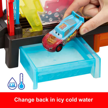 Disney And Pixar Cars Color Changers Race Ready Car Wash Playset & Color Changing Lightning Mcqueen - Imagen 5 de 6