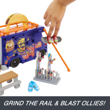 Hot Wheels Skate Taco Truck Play Case With 1 Fingerboard & 1 Pair Of Shoes - Image 3 of 6