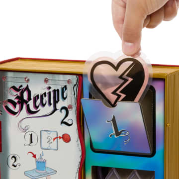 Disney  descendants: The Rise Of Red  Le Livre de Sortilèges, Red - Image 3 of 6