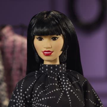 Barbie – Femmes Inspirantes – Poupée et Acc. – Anna Sui, Robe Noire - Image 3 of 6